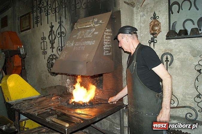 Zdjęcie w galerii na portalu naszraciborz.pl: Starosta zaprowadził gości z Niemiec do kowala wiadomości z regionu