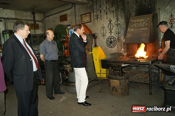 Zdjęcie w galerii na portalu naszraciborz.pl: Starosta zaprowadził gości z Niemiec do kowala wiadomości z regionu