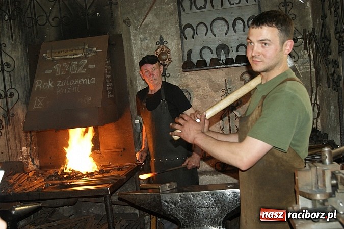 Zdjęcie w galerii na portalu naszraciborz.pl: Starosta zaprowadził gości z Niemiec do kowala wiadomości z regionu
