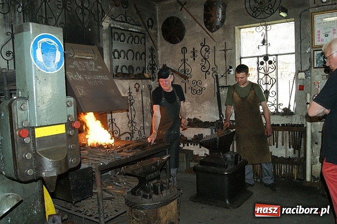 Zdjęcie w galerii na portalu naszraciborz.pl: Starosta zaprowadził gości z Niemiec do kowala wiadomości z regionu