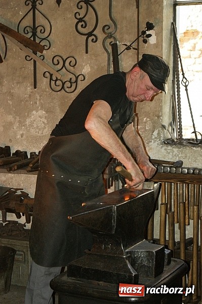 Zdjęcie w galerii na portalu naszraciborz.pl: Starosta zaprowadził gości z Niemiec do kowala wiadomości z regionu