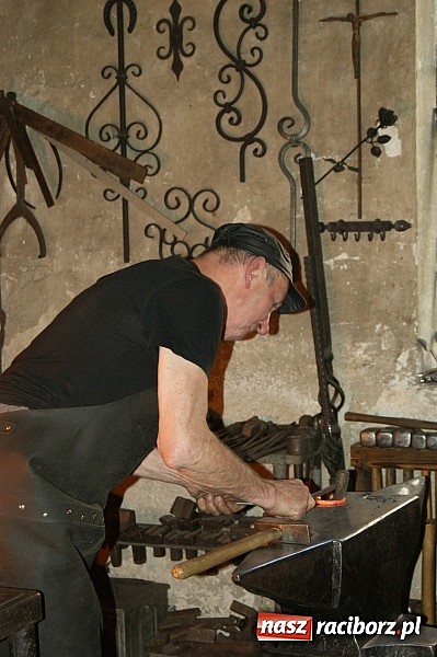 Zdjęcie w galerii na portalu naszraciborz.pl: Starosta zaprowadził gości z Niemiec do kowala wiadomości z regionu