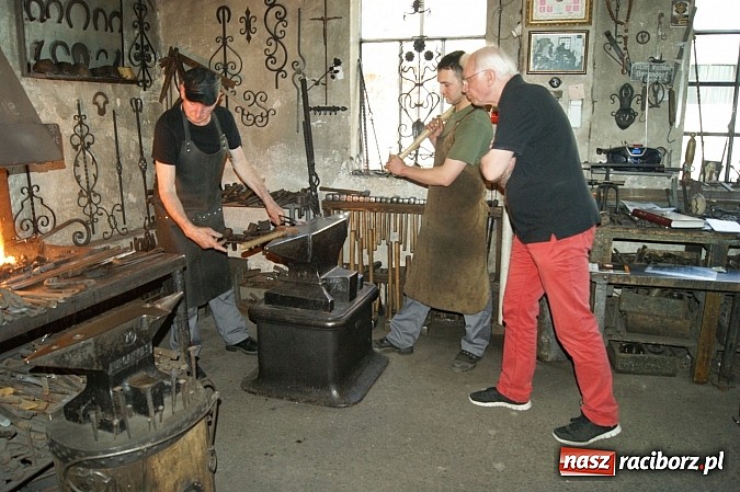 Zdjęcie w galerii na portalu naszraciborz.pl: Starosta zaprowadził gości z Niemiec do kowala wiadomości z regionu