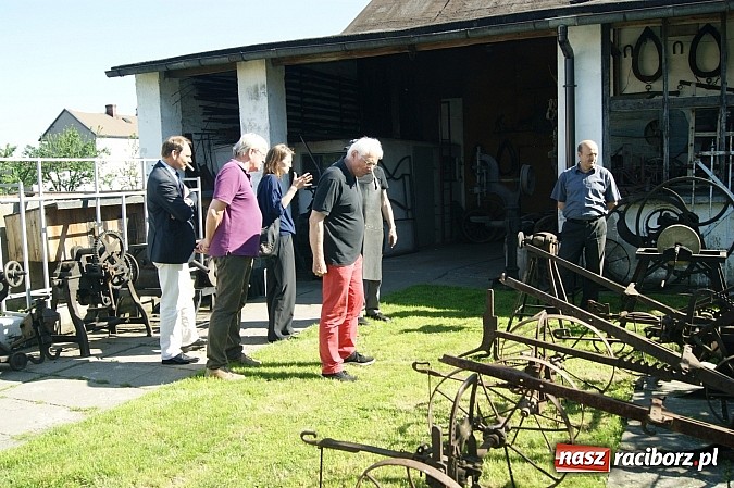 Zdjęcie w galerii na portalu naszraciborz.pl: Starosta zaprowadził gości z Niemiec do kowala wiadomości z regionu