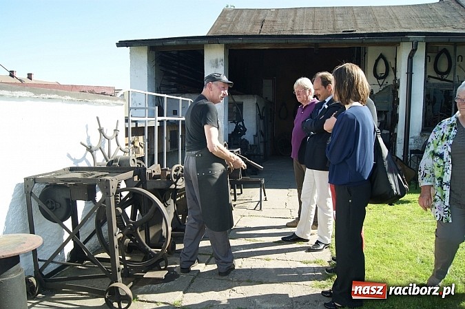 Zdjęcie w galerii na portalu naszraciborz.pl: Starosta zaprowadził gości z Niemiec do kowala wiadomości z regionu