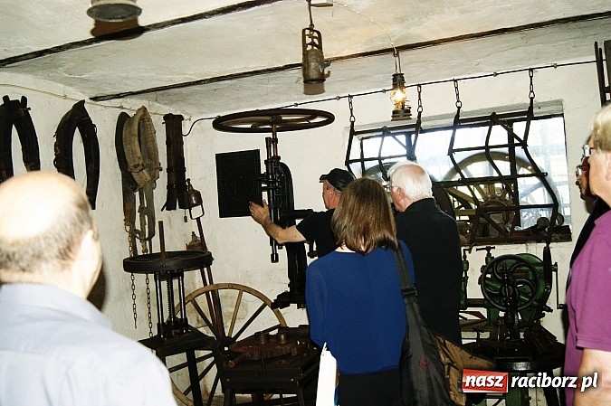 Zdjęcie w galerii na portalu naszraciborz.pl: Starosta zaprowadził gości z Niemiec do kowala wiadomości z regionu