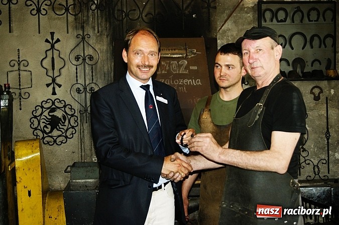 Zdjęcie w galerii na portalu naszraciborz.pl: Starosta zaprowadził gości z Niemiec do kowala wiadomości z regionu