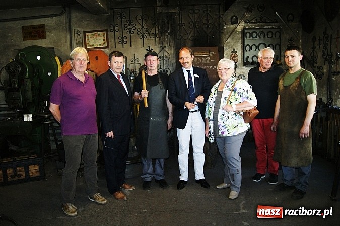 Zdjęcie w galerii na portalu naszraciborz.pl: Starosta zaprowadził gości z Niemiec do kowala wiadomości z regionu