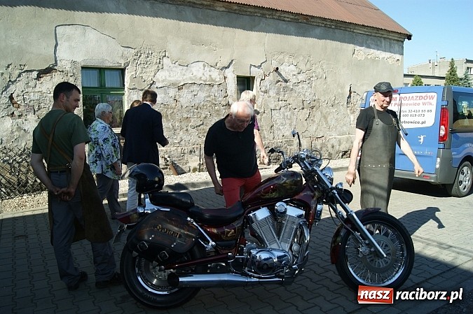 Zdjęcie w galerii na portalu naszraciborz.pl: Starosta zaprowadził gości z Niemiec do kowala wiadomości z regionu