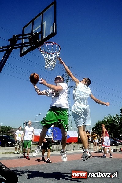 Zdjęcie w galerii na portalu naszraciborz.pl: Polacy i Czesi rywalizowali w turnieju streetballa wiadomości z regionu