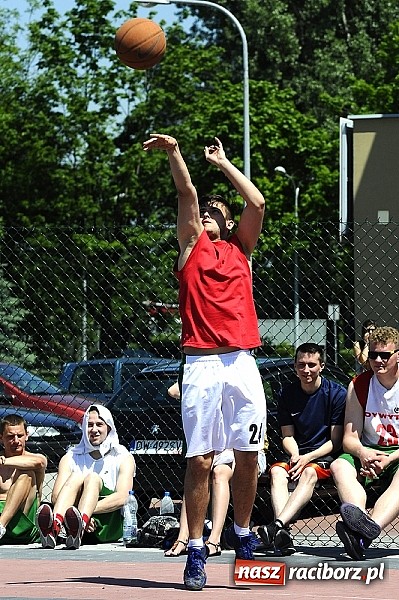 Zdjęcie w galerii na portalu naszraciborz.pl: Polacy i Czesi rywalizowali w turnieju streetballa wiadomości z regionu