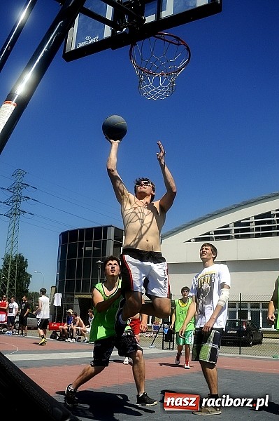 Zdjęcie w galerii na portalu naszraciborz.pl: Polacy i Czesi rywalizowali w turnieju streetballa wiadomości z regionu