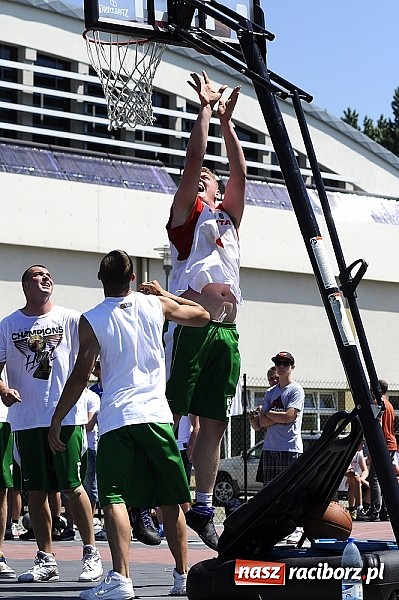 Zdjęcie w galerii na portalu naszraciborz.pl: Polacy i Czesi rywalizowali w turnieju streetballa wiadomości z regionu