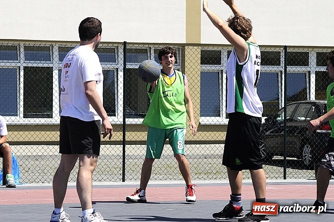 Zdjęcie w galerii na portalu naszraciborz.pl: Polacy i Czesi rywalizowali w turnieju streetballa wiadomości z regionu