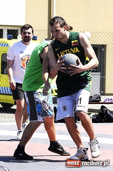 Zdjęcie w galerii na portalu naszraciborz.pl: Polacy i Czesi rywalizowali w turnieju streetballa wiadomości z regionu