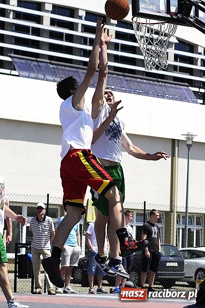 Zdjęcie w galerii na portalu naszraciborz.pl: Polacy i Czesi rywalizowali w turnieju streetballa wiadomości z regionu