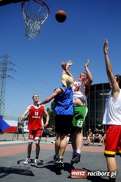 Zdjęcie w galerii na portalu naszraciborz.pl: Polacy i Czesi rywalizowali w turnieju streetballa wiadomości z regionu