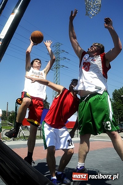 Zdjęcie w galerii na portalu naszraciborz.pl: Polacy i Czesi rywalizowali w turnieju streetballa wiadomości z regionu