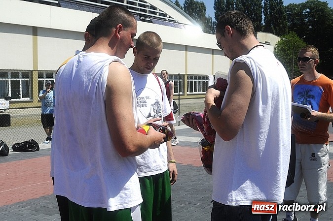 Zdjęcie w galerii na portalu naszraciborz.pl: Polacy i Czesi rywalizowali w turnieju streetballa wiadomości z regionu