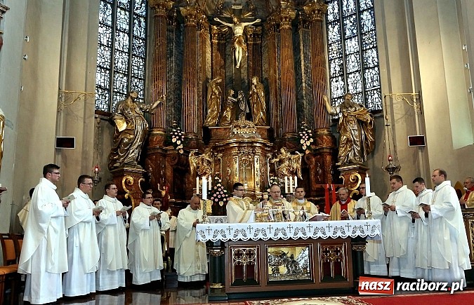 Zdjęcie w galerii na portalu naszraciborz.pl: Dwóch raciborzan przyjęło święcenia kapłańskie w katedrze opolskiej wiadomości z regionu