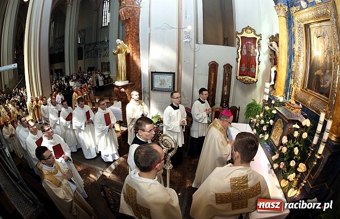 Zdjęcie w galerii na portalu naszraciborz.pl: Dwóch raciborzan przyjęło święcenia kapłańskie w katedrze opolskiej wiadomości z regionu