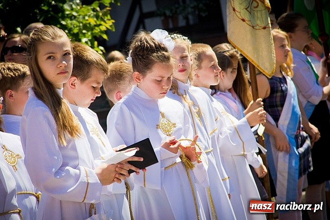 Zdjęcie w galerii na portalu naszraciborz.pl: Kościół Matki Bożej. Prymicje ks. Tomasza Gajdy wiadomości z regionu