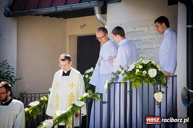 Zdjęcie w galerii na portalu naszraciborz.pl: Kościół Matki Bożej. Prymicje ks. Tomasza Gajdy wiadomości z regionu