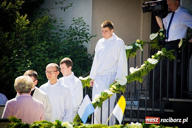 Zdjęcie w galerii na portalu naszraciborz.pl: Kościół Matki Bożej. Prymicje ks. Tomasza Gajdy wiadomości z regionu