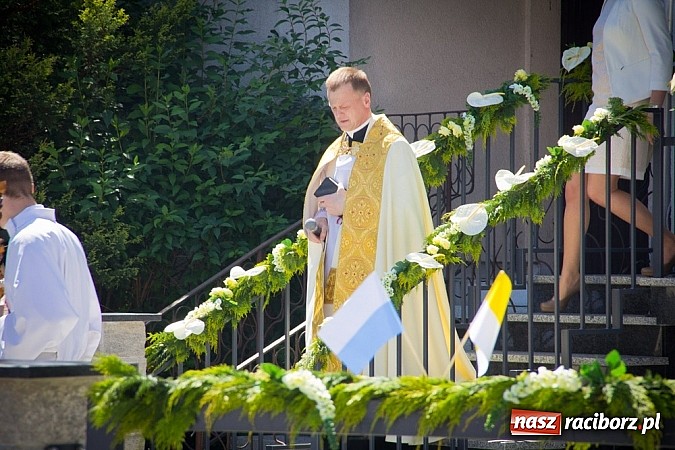 Zdjęcie w galerii na portalu naszraciborz.pl: Kościół Matki Bożej. Prymicje ks. Tomasza Gajdy wiadomości z regionu