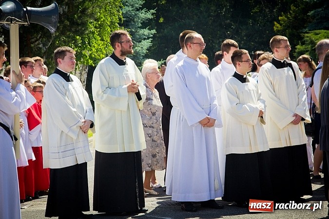 Zdjęcie w galerii na portalu naszraciborz.pl: Kościół Matki Bożej. Prymicje ks. Tomasza Gajdy wiadomości z regionu