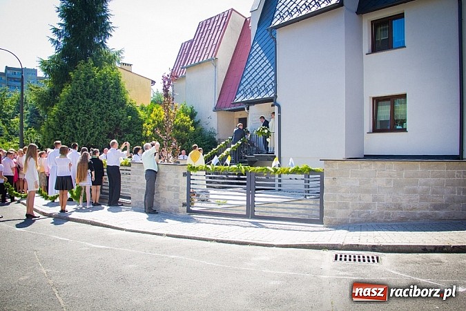 Zdjęcie w galerii na portalu naszraciborz.pl: Kościół Matki Bożej. Prymicje ks. Tomasza Gajdy wiadomości z regionu