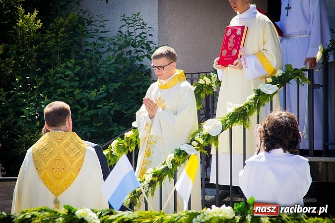 Zdjęcie w galerii na portalu naszraciborz.pl: Kościół Matki Bożej. Prymicje ks. Tomasza Gajdy wiadomości z regionu