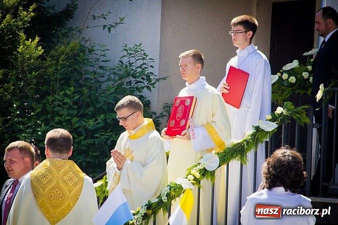 Zdjęcie w galerii na portalu naszraciborz.pl: Kościół Matki Bożej. Prymicje ks. Tomasza Gajdy wiadomości z regionu
