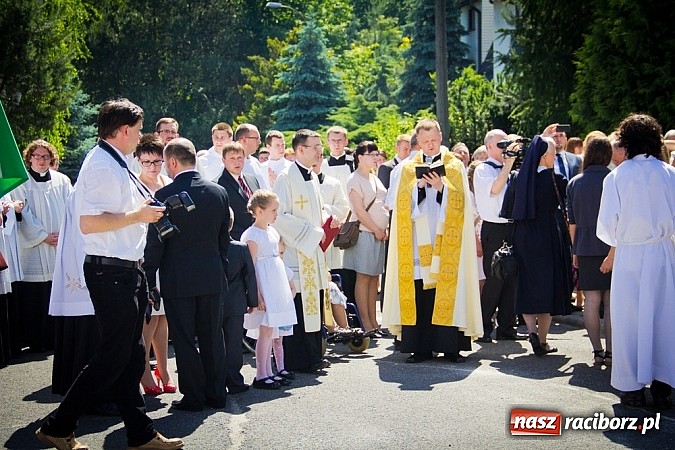 Zdjęcie w galerii na portalu naszraciborz.pl: Kościół Matki Bożej. Prymicje ks. Tomasza Gajdy wiadomości z regionu