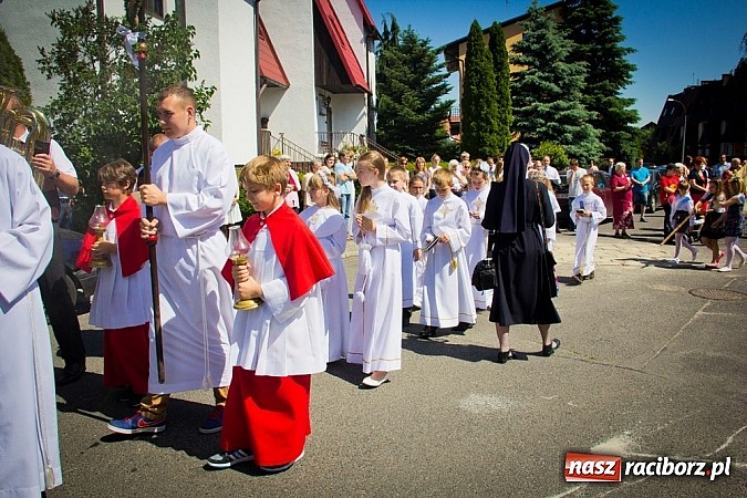 Zdjęcie w galerii na portalu naszraciborz.pl: Kościół Matki Bożej. Prymicje ks. Tomasza Gajdy wiadomości z regionu