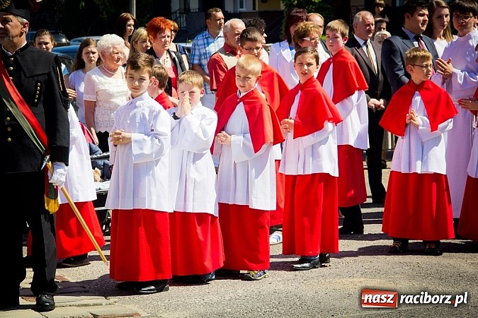 Zdjęcie w galerii na portalu naszraciborz.pl: Kościół Matki Bożej. Prymicje ks. Tomasza Gajdy wiadomości z regionu