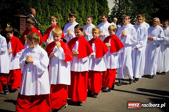 Zdjęcie w galerii na portalu naszraciborz.pl: Kościół Matki Bożej. Prymicje ks. Tomasza Gajdy wiadomości z regionu