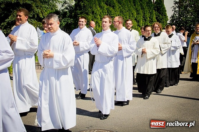 Zdjęcie w galerii na portalu naszraciborz.pl: Kościół Matki Bożej. Prymicje ks. Tomasza Gajdy wiadomości z regionu