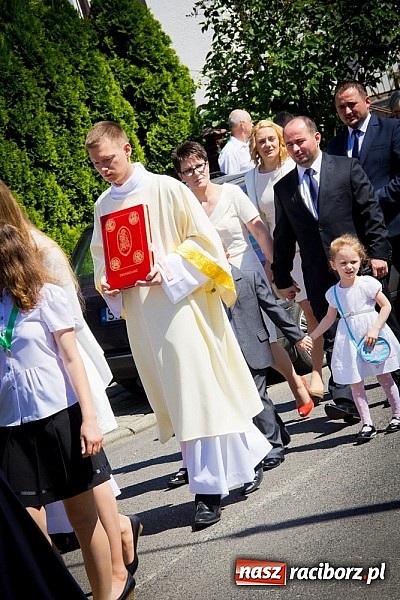 Zdjęcie w galerii na portalu naszraciborz.pl: Kościół Matki Bożej. Prymicje ks. Tomasza Gajdy wiadomości z regionu