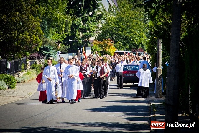Zdjęcie w galerii na portalu naszraciborz.pl: Kościół Matki Bożej. Prymicje ks. Tomasza Gajdy wiadomości z regionu