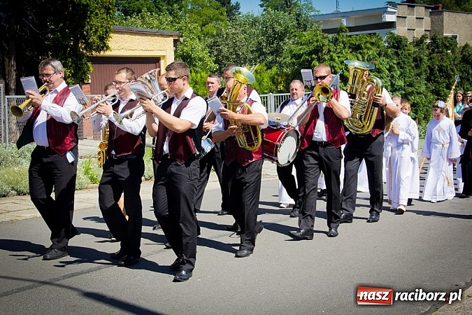 Zdjęcie w galerii na portalu naszraciborz.pl: Kościół Matki Bożej. Prymicje ks. Tomasza Gajdy wiadomości z regionu