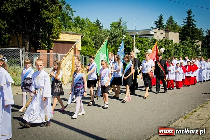 Zdjęcie w galerii na portalu naszraciborz.pl: Kościół Matki Bożej. Prymicje ks. Tomasza Gajdy wiadomości z regionu