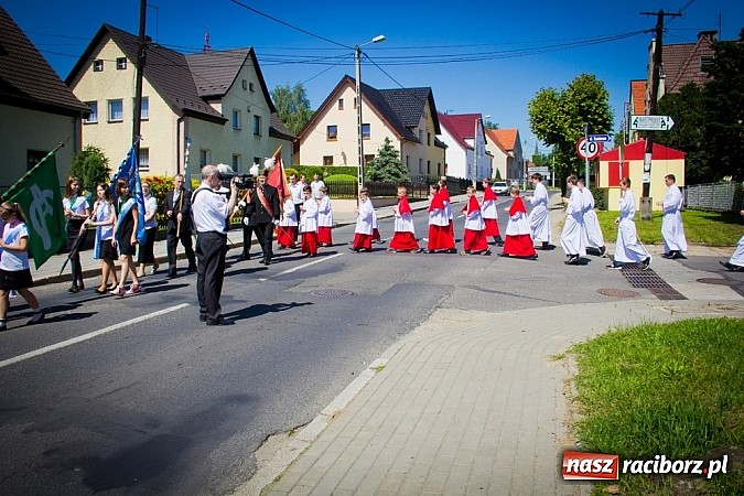 Zdjęcie w galerii na portalu naszraciborz.pl: Kościół Matki Bożej. Prymicje ks. Tomasza Gajdy wiadomości z regionu