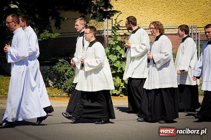 Zdjęcie w galerii na portalu naszraciborz.pl: Kościół Matki Bożej. Prymicje ks. Tomasza Gajdy wiadomości z regionu