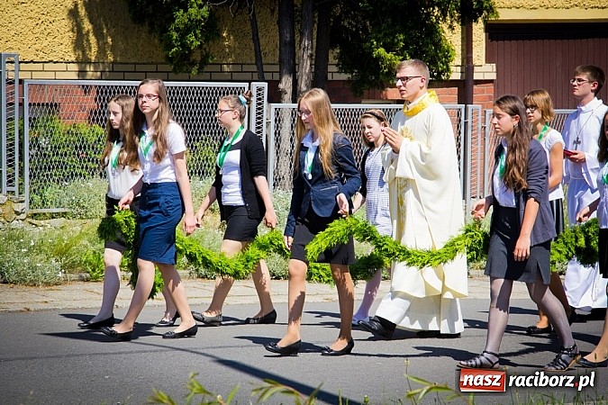 Zdjęcie w galerii na portalu naszraciborz.pl: Kościół Matki Bożej. Prymicje ks. Tomasza Gajdy wiadomości z regionu