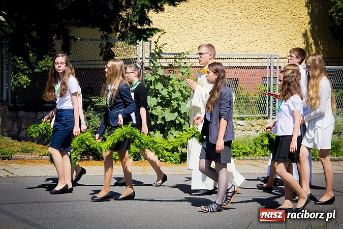 Zdjęcie w galerii na portalu naszraciborz.pl: Kościół Matki Bożej. Prymicje ks. Tomasza Gajdy wiadomości z regionu