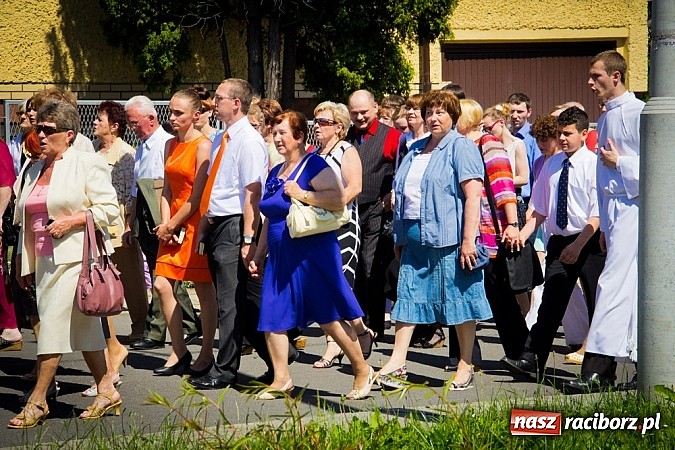 Zdjęcie w galerii na portalu naszraciborz.pl: Kościół Matki Bożej. Prymicje ks. Tomasza Gajdy wiadomości z regionu