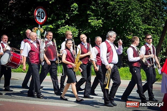 Zdjęcie w galerii na portalu naszraciborz.pl: Kościół Matki Bożej. Prymicje ks. Tomasza Gajdy wiadomości z regionu