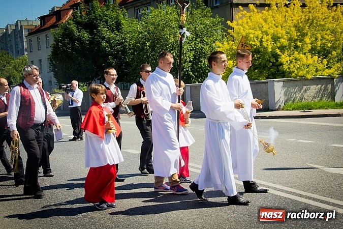 Zdjęcie w galerii na portalu naszraciborz.pl: Kościół Matki Bożej. Prymicje ks. Tomasza Gajdy wiadomości z regionu