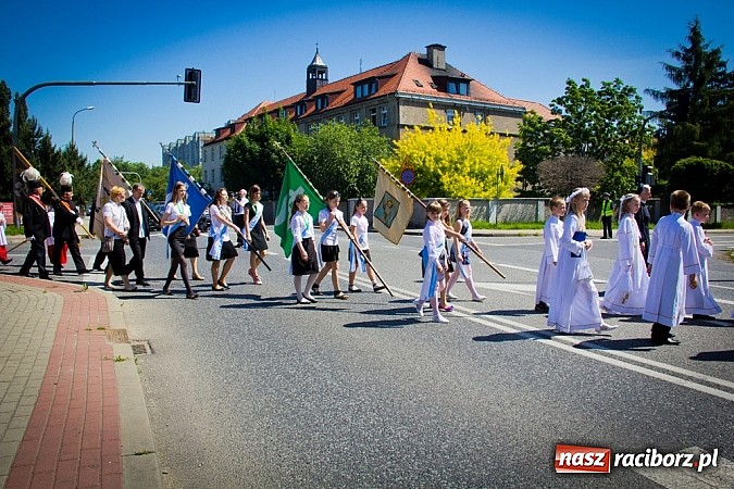 Zdjęcie w galerii na portalu naszraciborz.pl: Kościół Matki Bożej. Prymicje ks. Tomasza Gajdy wiadomości z regionu